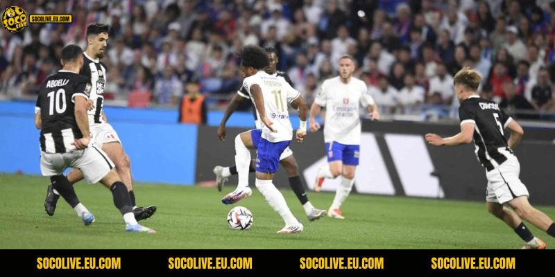 Lyon đang gặp vấn đề về đội hình